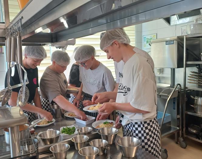 Rožyno progimnazijos mokiniai atranda skonių pasaulį: makaronų gaminimo pamoka